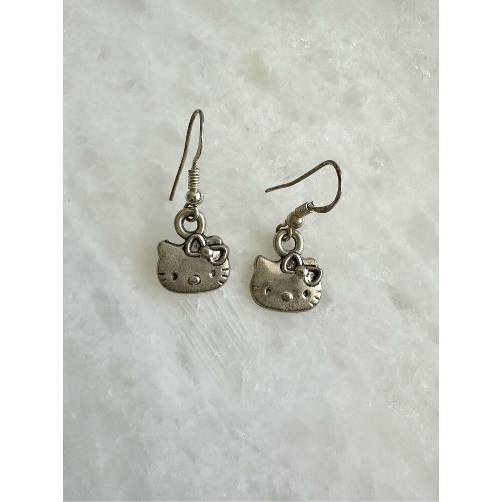 Hello Kitty used dangle earrings ￼
